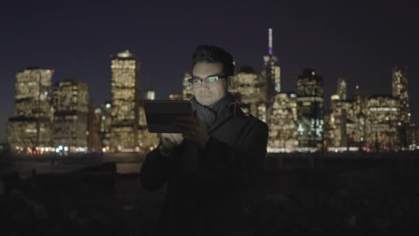 Mobil Cihaz Web Tarayan Modern Şehir Erkek Portresi Yüksek Kalite — Stok video