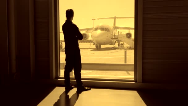 Passageiro Negócios Esperando Dentro Portão Aeroporto Para Embarque Voo Avião — Vídeo de Stock