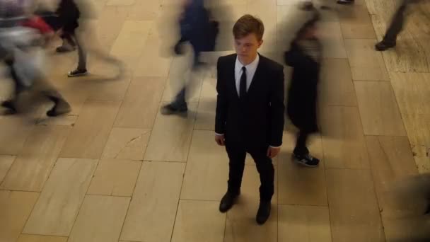 Άνθρωπος Που Στέκεται Έξω Από Πλήθος Που Περπατά Στην Οδό — Αρχείο Βίντεο