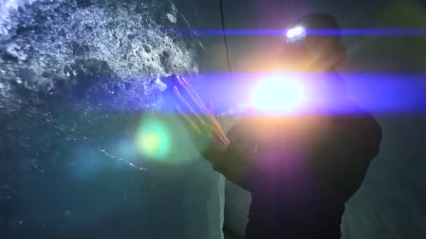 Pesquisador Masculino Caminhando Dentro Caverna Túnel Gelo Geleira Imagens Alta — Vídeo de Stock