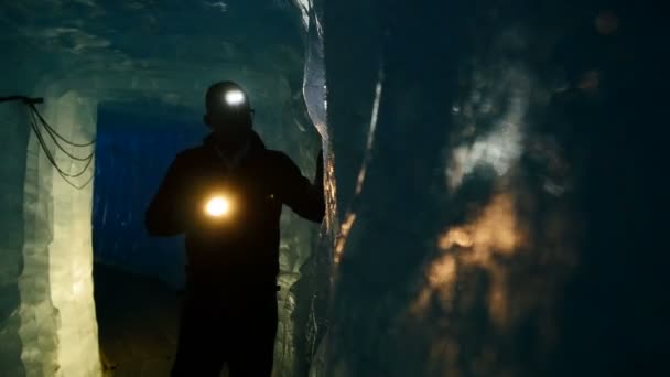 Άντρας Ερευνητής Ερευνητής Περπατώντας Μέσα Παγετώνα Σπήλαιο Τούνελ Πάγου Υψηλής — Αρχείο Βίντεο