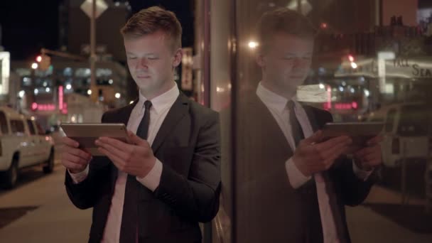 City Lifestyle Portraot Male Business Person Navigation Sur Tablette Images — Video