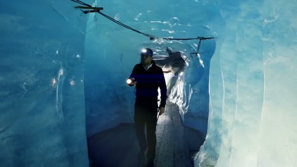 Άντρας Ερευνητής Ερευνητής Περπατώντας Μέσα Παγετώνα Σπήλαιο Τούνελ Πάγου Υψηλής — Αρχείο Βίντεο
