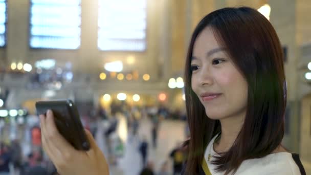 Mujer Asiática Joven Usando Dispositivo Teléfono Inteligente Las Calles Ciudad — Vídeos de Stock