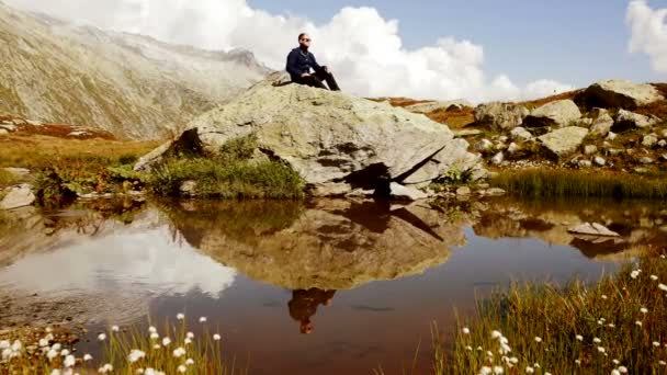 Hombre Disfrutando Naturaleza Relajante Tranquilo Paisaje Aire Libre Viaje Aventura — Vídeo de stock