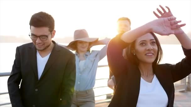 Draußen Bei Sonnenuntergang Tanzen Verschiedene Junge Leute Zusammen Hochwertiges Fullhd — Stockvideo