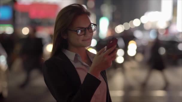 Młoda Biała Kobieta Używająca Smartfona Mieście Wysokiej Jakości Materiał — Wideo stockowe