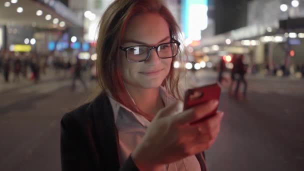 Портрет Женщины Мобильном Телефоне Высококачественные Кадры — стоковое видео