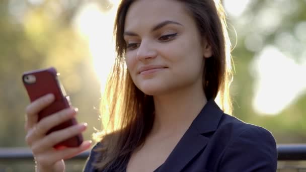 Портрет Женщины Мобильном Телефоне Высококачественные Кадры — стоковое видео