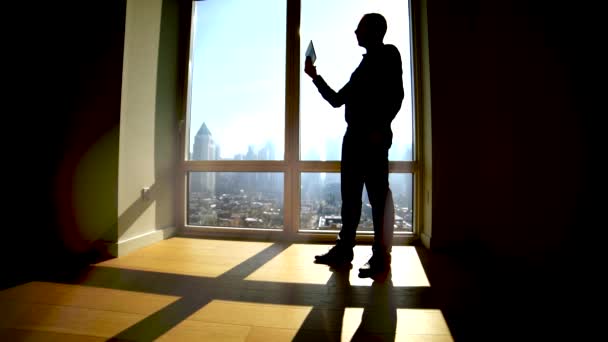 Бізнесмен Починає Працювати Сучасному Офісі Відкриваючи Вікно Жалюзі Високоякісні Кадри — стокове відео