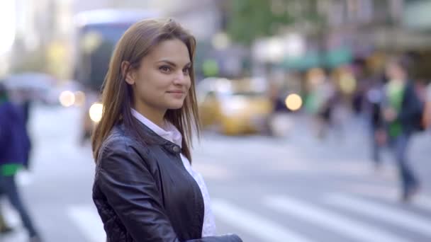 Estilo Vida Cidade Retrato Uma Pessoa Feminina Atraente Conversando Celular — Vídeo de Stock