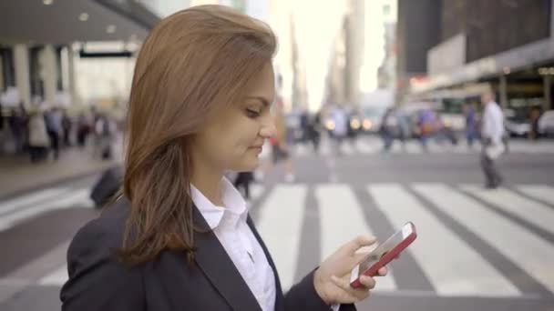City Lifestyle Portret Atrakcyjnej Kobiety Czat Telefonie Komórkowym Wysokiej Jakości — Wideo stockowe