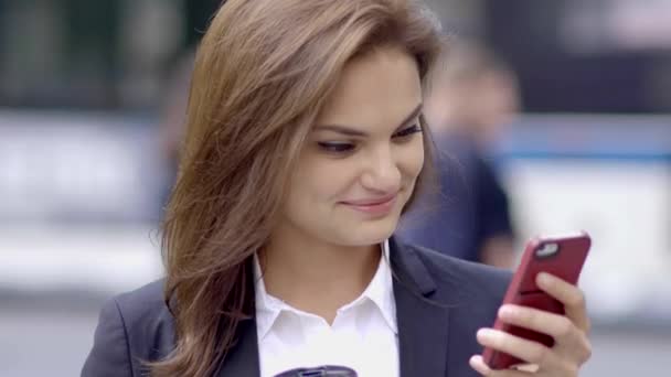 City Lifestyle Portret Atrakcyjnej Kobiety Czat Telefonie Komórkowym Wysokiej Jakości — Wideo stockowe