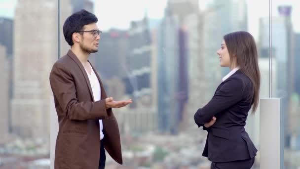 Finans Kariyerinde Çalışan Iki Genç Arkadaşı Sohbet Ediyorlar Yüksek Kalite — Stok video
