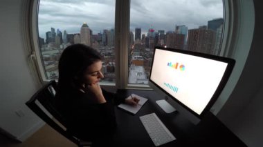 Kafkasyalı genç iş kadını şehir ofisindeki bilgisayar masasında çalışıyor. Yüksek kalite 4k görüntü