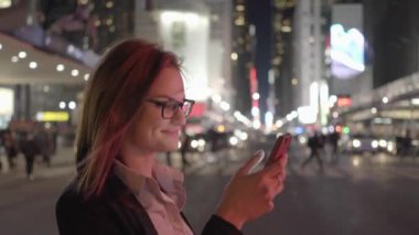 Şehir Yaşam Tarzı Cep Telefonunda Çekici Kadın Konuşmasının Portresi. Yüksek kalite 4k görüntü
