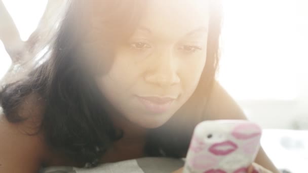 Ung Kvinna Med Hjälp Smart Telefon Tablet Chatta Online Högkvalitativ — Stockvideo