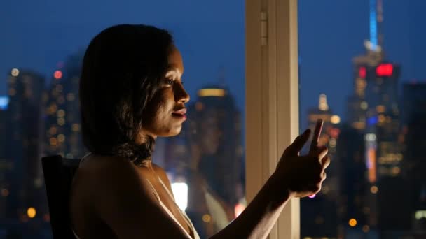 Mujer Joven Usando Tableta Del Teléfono Inteligente Que Charla Línea — Vídeos de Stock