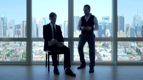 Dva Mladí Podnikatelé Spolu Mluví Finanční Práci Vysoce Kvalitní Záběry — Stock video