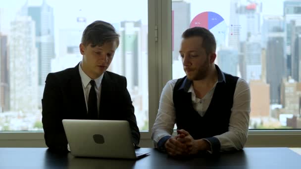 两个年轻的商人在一起谈论着金融工作 高质量的4K镜头 — 图库视频影像