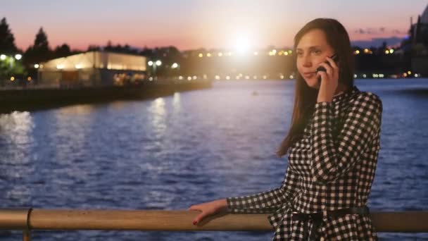 City Lifestye Porträtt Attraktiv Självsäker Kvinna Browing Smart Phone Högkvalitativ — Stockvideo