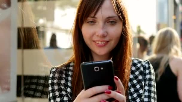 Cidade Lifestye Retrato Mulher Confiante Atraente Browing Telefone Inteligente Imagens — Vídeo de Stock