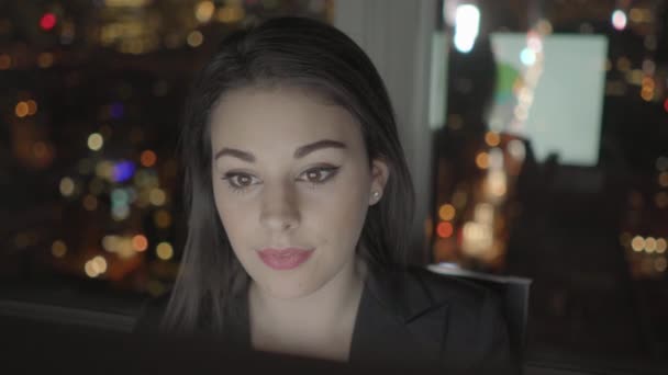 Junge Kaukasische Geschäftsfrau Die Computer Desk Arbeitsplatz City Office Arbeitet — Stockvideo