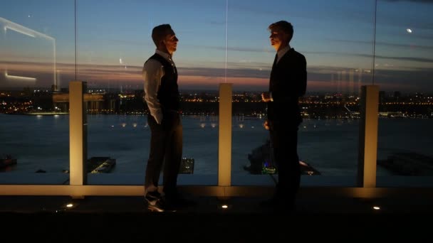 Üzleti Kollégák Beszélgetnek Egymással Városban Beszélgetnek Kiváló Minőségű Felvételek — Stock videók
