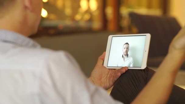 Pessoas Tendo Uma Videoconferência Conversando Juntas Tela Tablet Móvel Imagens — Vídeo de Stock
