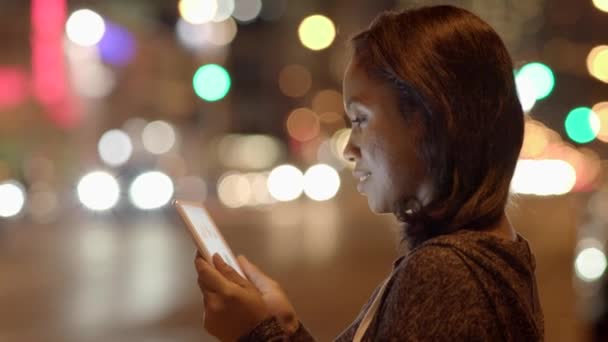 Fiatal Használ Smart Phone Tablet Chatting Online Kiváló Minőségű Felvételek — Stock videók