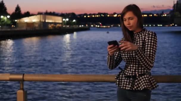 City Lifestye Portrait Attractive Confident Woman Browing Teléfono Inteligente Imágenes — Vídeo de stock