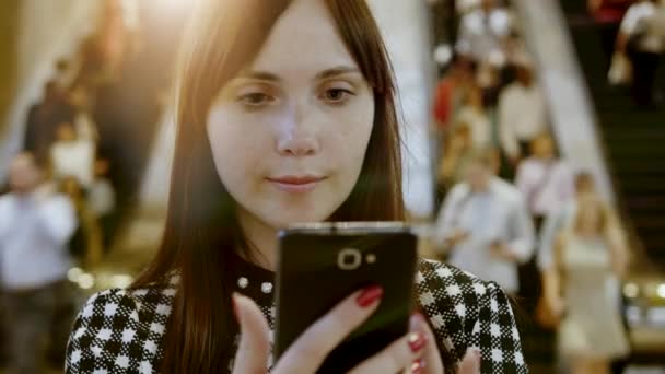 City Lifestye Portrait Attractive Confident Woman Browing Smart Phone High — Stock Video