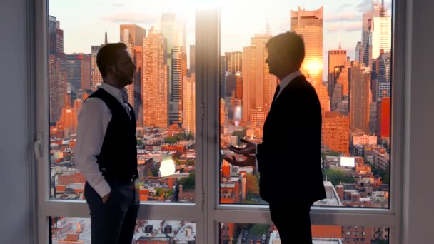 Business Colleagues Chattar Tillsammans Staden Med Ett Samtal Högkvalitativ Film — Stockvideo