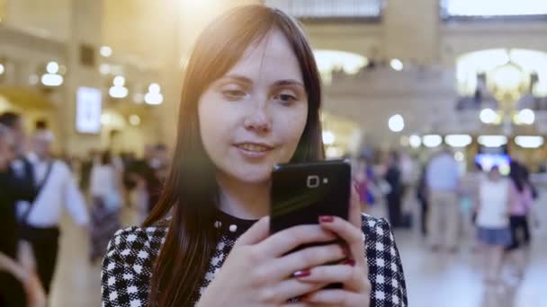 Cidade Lifestye Retrato Mulher Confiante Atraente Browing Telefone Inteligente Imagens — Vídeo de Stock