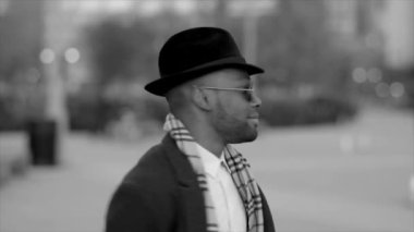 Eski usul Urban Retro Style 'daki Genç Afrikalı Adam' ın Yaşam Tarzı. Yüksek kaliteli FullHD görüntüler