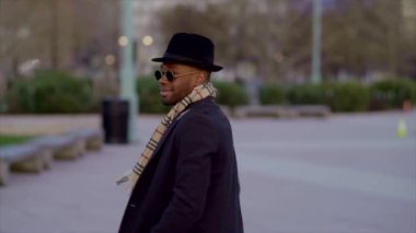 Eski usul Urban Retro Style 'daki Genç Afrikalı Adam' ın Yaşam Tarzı. Yüksek kaliteli FullHD görüntüler