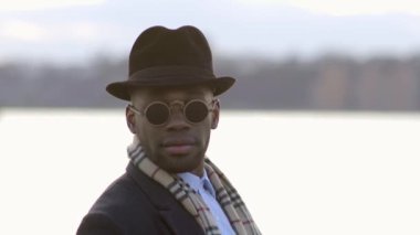 Eski usul Urban Retro Style 'daki Genç Afrikalı Adam' ın Yaşam Tarzı. Yüksek kaliteli FullHD görüntüler
