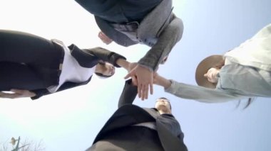 Eşitliği temsil eden çok ırklı farklı etnik gruplardan oluşan bir grup. Yüksek kalite 4k görüntü
