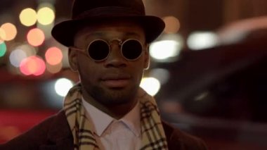 Eski usul Urban Retro Style 'daki Genç Afrikalı Adam' ın Yaşam Tarzı. Yüksek kaliteli FullHD görüntüler