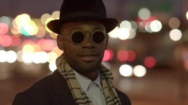 Eski usul Urban Retro Style 'daki Genç Afrikalı Adam' ın Yaşam Tarzı. Yüksek kaliteli FullHD görüntüler