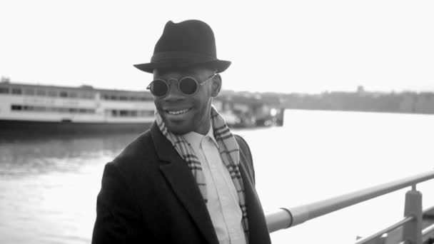 레트로 스타일의 아프리카 남자의 라이프 스타일 초상화 고품질 Fullhd — 비디오
