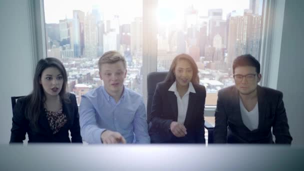 Ομάδα Νέων Διαφορετικών Πολυφυλετικών Επιχειρηματιών Που Συναντιούνται Στο Δημαρχείο Υψηλής — Αρχείο Βίντεο