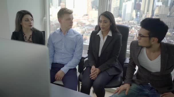 Groupe Jeunes Gens Affaires Multiraciaux Divers Réunissant Bureau Ville Images — Video