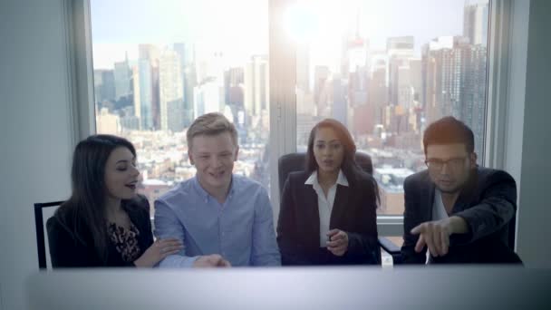 不同种族的青年商人团体在城市办公室聚会 高质量的4K镜头 — 图库视频影像