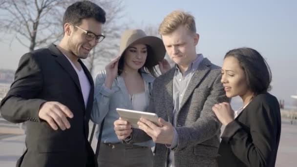Farklı Etnik Çeşitlilikte Karışık Irklardan Oluşan Bir Grup Tablet Video — Stok video