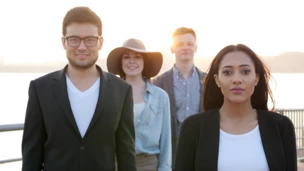 Змішана Етнічна Група Багаторасових Людей Представляють Рівність Високоякісні Кадри — стокове відео