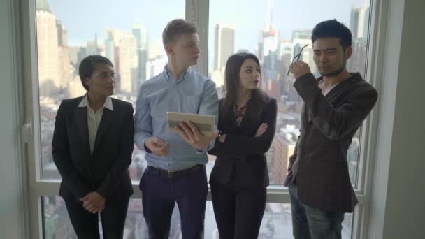 Çok Irklı Genç Adamları Grubu Şehir Ofisi Nde Buluşuyor Yüksek — Stok video