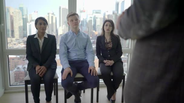 Gruppe Von Jungen Multiethnischen Geschäftsleuten Trifft Sich City Office Hochwertiges — Stockvideo