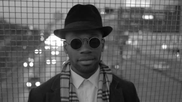 Lifestyle Portret Van Jonge Afrikaanse Man Ouderwetse Stedelijke Retro Stijl — Stockvideo