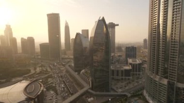 Genç Adam Şehir Binaları 'na bakarak yüksek katlı bir apartmanda başarılı oldu. Yüksek kalite 4k görüntü